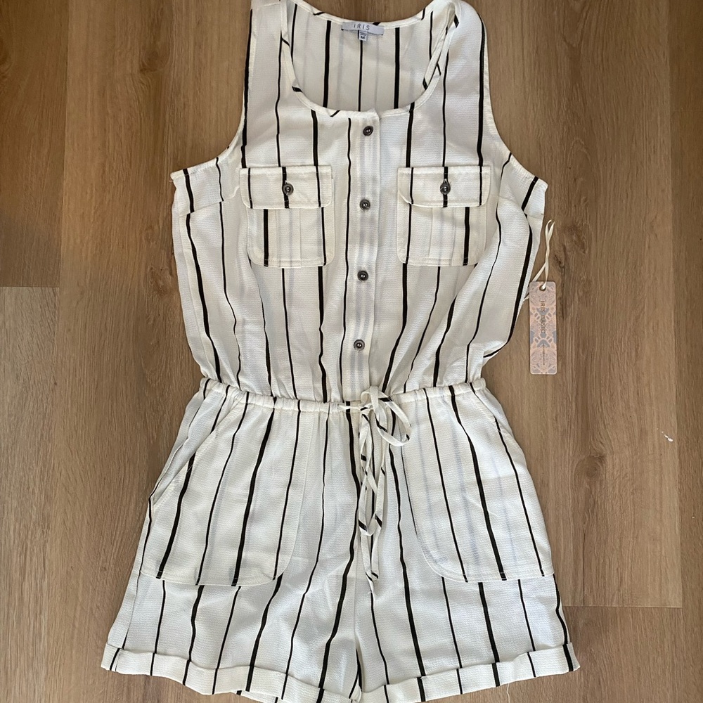 IRIS romper/jumper size M. NWT. White and olive green.